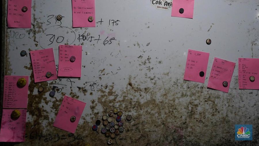 Pekerja memilah potongan ayam untuk dimasukkan ke dalam plastik kemasan di Rumah Potong Hewan (RPH) Unggas, Pasar Minggu, Jakarta Selatan, Selasa (7/5/2024). (CNBC Indonesia/Muhammad Sabki)