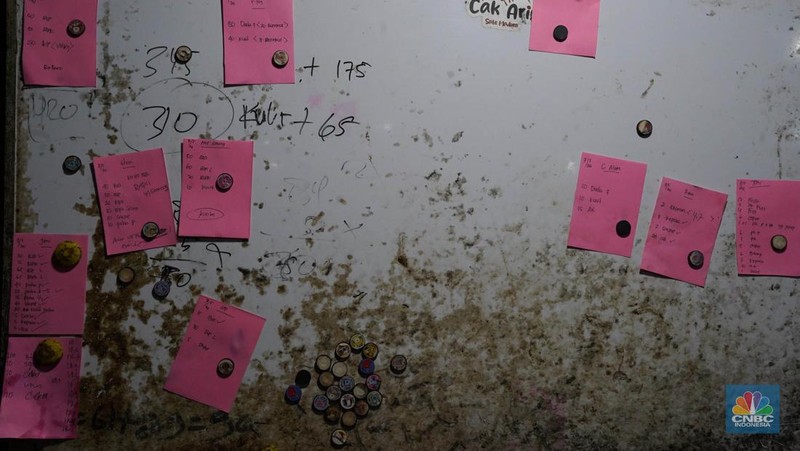 Pekerja memilah potongan ayam untuk dimasukkan ke dalam plastik kemasan di Rumah Potong Hewan (RPH) Unggas, Pasar Minggu, Jakarta Selatan, Selasa (7/5/2024). (CNBC Indonesia/Muhammad Sabki)