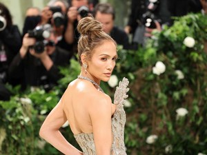 Viral Jennifer Lopez Tidur Pulas di Pesawat Ekonomi