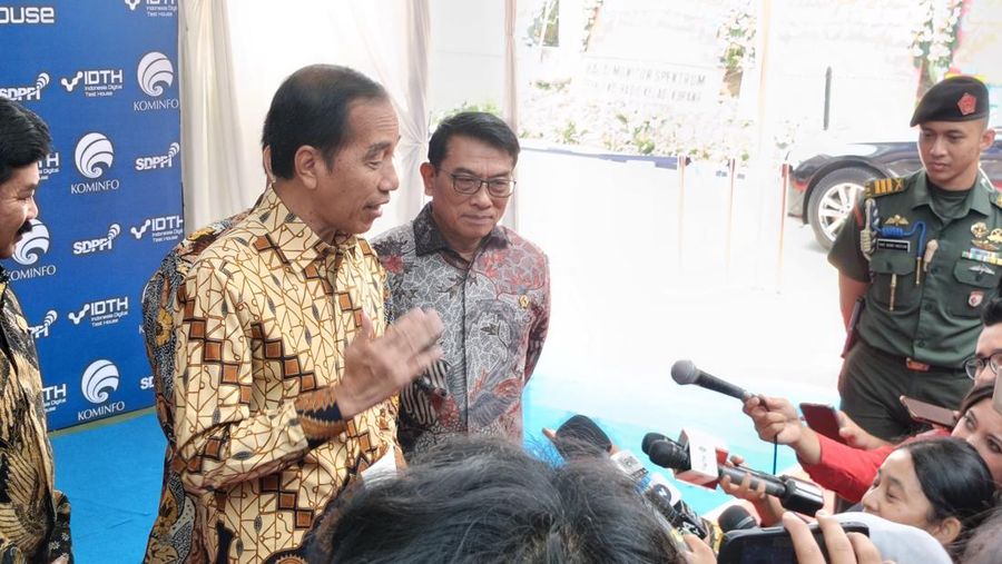 Presiden Joko Widodo memberikan keterangan saat menghadiri peresmian Indonesia Digital Test House di Depok. (CNBC Indonesia/Novina)