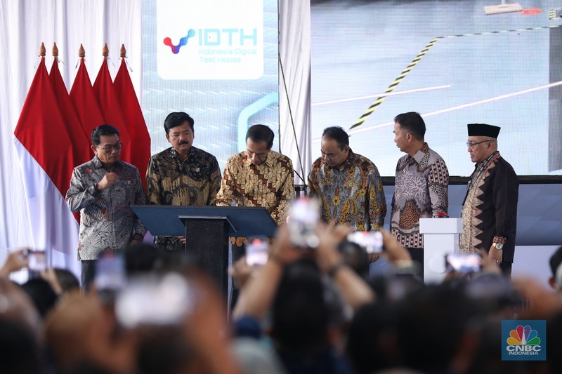 Presiden Joko Widodo saat acara peresmian Indonesia Digital Test House (IDTH) atau Balai Besar Pengujian Perangkat Telekomunikasi (BBPPT) yang berlokasi di Tapos, Depok, Jawa Barat pada Selasa (8/5/2024). (CNBC Indonesia/Tri Susilo) Presiden Joko Widodo saat acara peresmian Indonesia Digital Test House (IDTH) atau Balai Besar Pengujian Perangkat Telekomunikasi (BBPPT) yang berlokasi di Tapos, Depok, Jawa Barat pada Selasa (8/5/2024). (CNBC Indonesia/Tri Susilo)