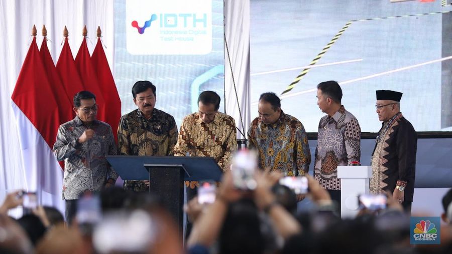 Presiden Joko Widodo saat acara peresmian Indonesia Digital Test House (IDTH) atau Balai Besar Pengujian Perangkat Telekomunikasi (BBPPT) yang berlokasi di Tapos, Depok, Jawa Barat pada Selasa (8/5/2024). (CNBC Indonesia/Tri Susilo)