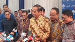 Senyum Jokowi Kala Ditanya soal Jadi Pendorong Pertemuan Prabowo-Megawati