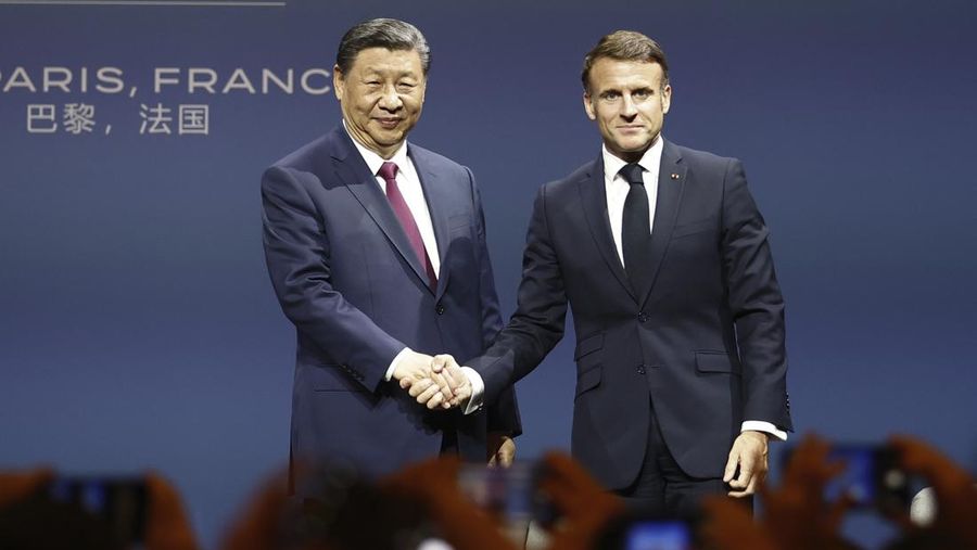 Presiden Prancis Emmanuel Macron dan Presiden Tiongkok Xi Jinping menghadiri pertemuan ke-6 Dewan Bisnis Perancis-Tiongkok di Teater Marigny, Paris, Senin (6/5/2024). (Mohammed Badra, Pool via AP)