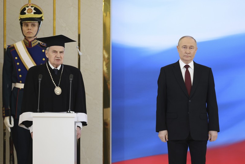 Vladimir Putin, kiri, tiba untuk upacara pelantikan sebagai Presiden Rusia di Istana Agung Kremlin di Moskow, Rusia, Selasa, 7 Mei 2024. Putin memulai masa jabatan kelimanya pada Selasa sebagai pemimpin Rusia pada pelantikan Kremlin yang gemerlap, dan melanjutkan enam masa jabatan lainnya bertahun-tahun menjabat setelah menghancurkan lawan-lawan politiknya, melancarkan perang dahsyat di Ukraina dan memusatkan seluruh kekuasaan di tangannya. (Alexey Maishev, Sputnik, Kremlin Pool Photo via AP)