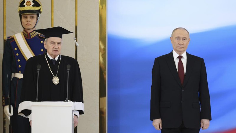 Vladimir Putin, kiri, tiba untuk upacara pelantikan sebagai Presiden Rusia di Istana Agung Kremlin di Moskow, Rusia, Selasa, 7 Mei 2024. Putin memulai masa jabatan kelimanya pada Selasa sebagai pemimpin Rusia pada pelantikan Kremlin yang gemerlap, dan melanjutkan enam masa jabatan lainnya bertahun-tahun menjabat setelah menghancurkan lawan-lawan politiknya, melancarkan perang dahsyat di Ukraina dan memusatkan seluruh kekuasaan di tangannya. (Alexey Maishev, Sputnik, Kremlin Pool Photo via AP)