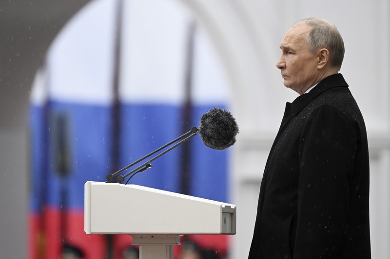 Vladimir Putin, kiri, tiba untuk upacara pelantikan sebagai Presiden Rusia di Istana Agung Kremlin di Moskow, Rusia, Selasa, 7 Mei 2024. Putin memulai masa jabatan kelimanya pada Selasa sebagai pemimpin Rusia pada pelantikan Kremlin yang gemerlap, dan melanjutkan enam masa jabatan lainnya bertahun-tahun menjabat setelah menghancurkan lawan-lawan politiknya, melancarkan perang dahsyat di Ukraina dan memusatkan seluruh kekuasaan di tangannya. (Alexey Maishev, Sputnik, Kremlin Pool Photo via AP)