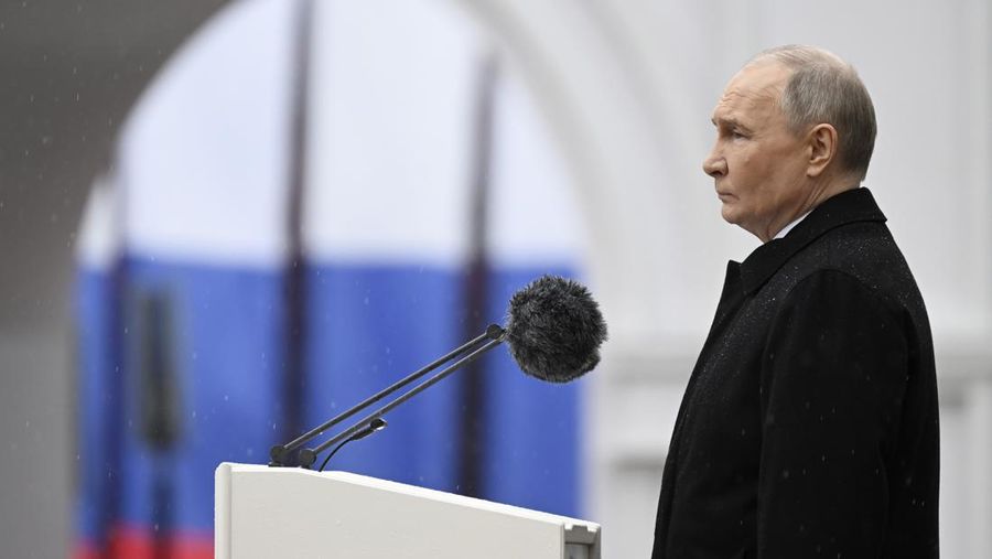 Presiden Rusia Vladimir Putin meninjau pengawal kehormatan resimen Kepresidenan setelah upacara pelantikannya di Kremlin di Moskow, Rusia, Selasa, 7 Mei 2024. Putin memulai masa jabatan kelimanya pada Selasa sebagai pemimpin Rusia pada pelantikan Kremlin yang gemerlap, dan melanjutkan enam masa jabatan lainnya. bertahun-tahun menjabat setelah menghancurkan lawan-lawan politiknya, melancarkan perang dahsyat di Ukraina dan memusatkan seluruh kekuasaan di tangannya. (Pavel Bednyakov, Sputnik, Kremlin Pool Photo via AP)