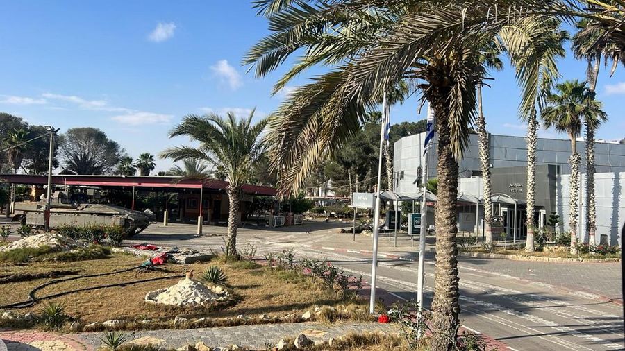 Kendaraan militer Israel beroperasi di Penyeberangan Rafah sisi Gaza, di tengah konflik yang sedang berlangsung antara Israel dan kelompok Islam Palestina Hamas, di Jalur Gaza selatan, dalam gambar selebaran yang dirilis pada 7 Mei 2024. (Israel Defense Forces/Handout via REUTERS)