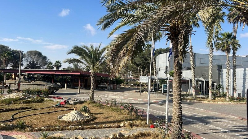 Kendaraan militer Israel beroperasi di Penyeberangan Rafah sisi Gaza, di tengah konflik yang sedang berlangsung antara Israel dan kelompok Islam Palestina Hamas, di Jalur Gaza selatan, dalam gambar selebaran yang dirilis pada 7 Mei 2024. (Israel Defense Forces/Handout via REUTERS)