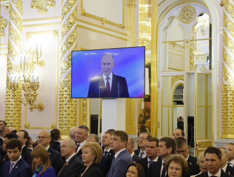 Vladimir Putin, kiri, tiba untuk upacara pelantikan sebagai Presiden Rusia di Istana Agung Kremlin di Moskow, Rusia, Selasa, 7 Mei 2024. Vladimir Putin, kiri, tiba untuk upacara pelantikan sebagai Presiden Rusia di Istana Agung Kremlin di Moskow, Rusia, Selasa, 7 Mei 2024. Putin memulai masa jabatan kelimanya pada Selasa sebagai pemimpin Rusia pada pelantikan Kremlin yang gemerlap, dan melanjutkan enam masa jabatan lainnya bertahun-tahun menjabat setelah menghancurkan lawan-lawan politiknya, melancarkan perang dahsyat di Ukraina dan memusatkan seluruh kekuasaan di tangannya. (Alexey Maishev, Sputnik, Kremlin Pool Photo via AP)