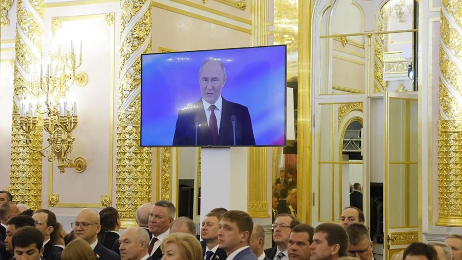 Vladimir Putin, kiri, tiba untuk upacara pelantikan sebagai Presiden Rusia di Istana Agung Kremlin di Moskow, Rusia, Selasa, 7 Mei 2024. Putin memulai masa jabatan kelimanya pada Selasa sebagai pemimpin Rusia pada pelantikan Kremlin yang gemerlap, dan melanjutkan enam masa jabatan lainnya bertahun-tahun menjabat setelah menghancurkan lawan-lawan politiknya, melancarkan perang dahsyat di Ukraina dan memusatkan seluruh kekuasaan di tangannya. (Alexey Maishev, Sputnik, Kremlin Pool Photo via AP)
