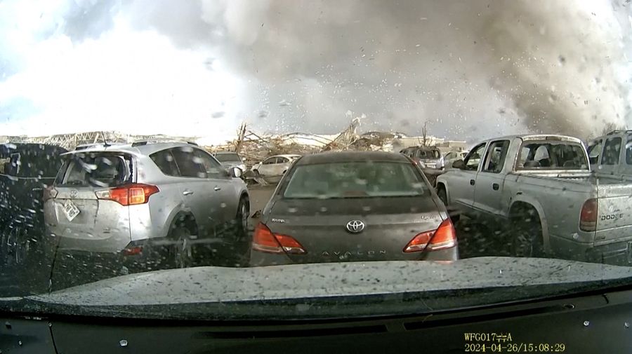 Sebuah rekaman video amatir menampilkan momen di mana tornado menghantam sebuah gedung di Lincoln, Nebraska, Amerika Serikat, saat badai mematikan melanda wilayah tersebut. (Tangkapan Layar Video Reuters/KIMTHU NGUYEN/TRI TRAN)