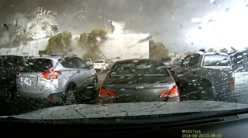 Sebuah rekaman video amatir menampilkan momen di mana tornado menghantam sebuah gedung di Lincoln, Nebraska, Amerika Serikat, saat badai mematikan melanda wilayah tersebut. (Tangkapan Layar Video Reuters/KIMTHU NGUYEN/TRI TRAN)