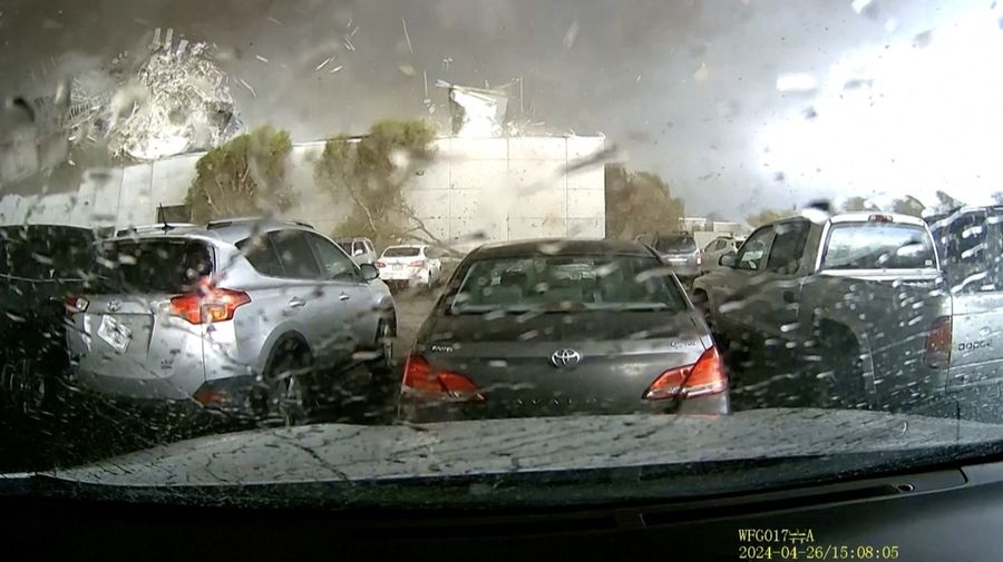 Sebuah rekaman video amatir menampilkan momen di mana tornado menghantam sebuah gedung di Lincoln, Nebraska, Amerika Serikat, saat badai mematikan melanda wilayah tersebut. (Tangkapan Layar Video Reuters/KIMTHU NGUYEN/TRI TRAN)