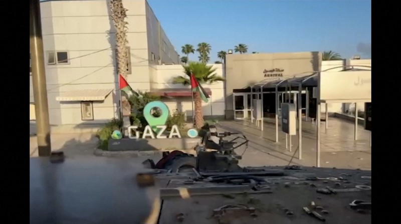 Sebuah video menunjukkan dua tentara mengibarkan bendera Israel di sebuah taman dekat penyeberangan Rafah serta sebuah tank melindas tulisan 'Saya suka Gaza'. Sebuah video menunjukkan dua tentara mengibarkan bendera Israel di sebuah taman dekat penyeberangan Rafah serta sebuah tank melindas tulisan 'Saya suka Gaza'. (Tangkapan Layar Video Reuters/OREL SHOMER ISRAEL)