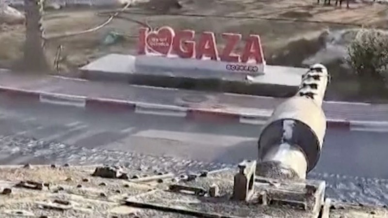 Sebuah video menunjukkan dua tentara mengibarkan bendera Israel di sebuah taman dekat penyeberangan Rafah serta sebuah tank melindas tulisan 'Saya suka Gaza'. (Tangkapan Layar Video Reuters/OREL SHOMER ISRAEL)