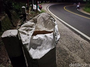 Polisi-Relawan Open Donasi Karung Wadah Serbuk Kayu di Jalur Tengkorak Patuk