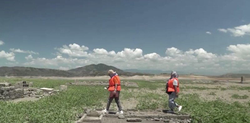 Sisa-sisa bangunan kota Pantabangan yang muncul akibat panas ekstrem di Nueva Ecija, Filipina. (REUTERS/Adrian Portugal)