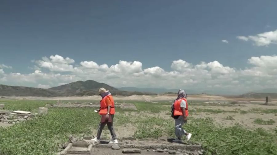 Sisa-sisa bangunan kota Pantabangan yang muncul akibat panas ekstrem di Nueva Ecija, Filipina. (REUTERS/Adrian Portugal)