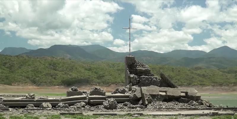 Sisa-sisa bangunan kota Pantabangan yang muncul akibat panas ekstrem di Nueva Ecija, Filipina. (REUTERS/Adrian Portugal)