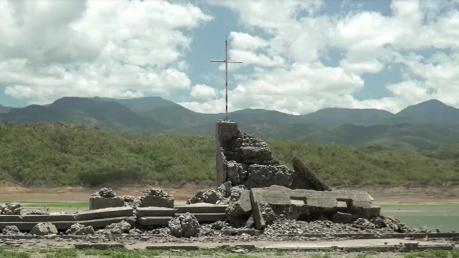 Sisa-sisa bangunan kota Pantabangan yang muncul akibat panas ekstrem di Nueva Ecija, Filipina. (REUTERS/Adrian Portugal)