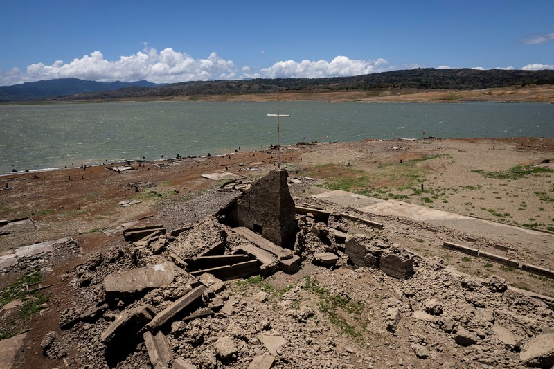 Banjir melanda pusat kota Porto Alegre di Rio Grande do Sul, Brasil, Sabtu (4/5/2024). (REUTERS/Renan Mattos)