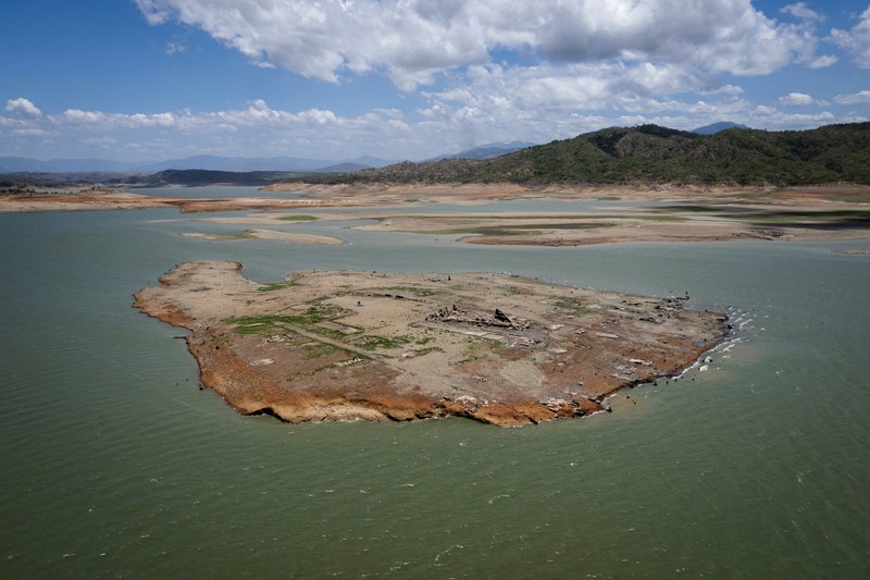 Sisa-sisa bangunan kota Pantabangan yang muncul akibat panas ekstrem di Nueva Ecija, Filipina. (REUTERS/Adrian Portugal) Sisa-sisa bangunan kota Pantabangan yang muncul akibat panas ekstrem di Nueva Ecija, Filipina. (REUTERS/Adrian Portugal)