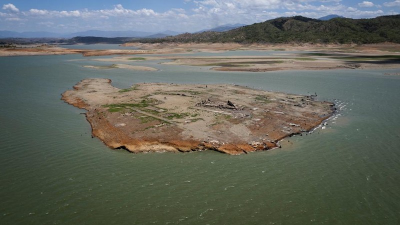 Sisa-sisa bangunan kota Pantabangan yang muncul akibat panas ekstrem di Nueva Ecija, Filipina. (REUTERS/Adrian Portugal)