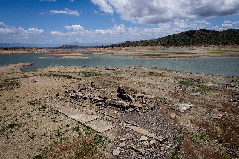 Sisa-sisa bangunan kota Pantabangan yang muncul akibat panas ekstrem di Nueva Ecija, Filipina. (REUTERS/Adrian Portugal)