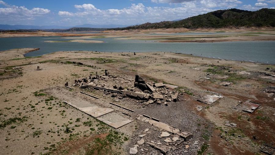 Sisa-sisa bangunan kota Pantabangan yang muncul akibat panas ekstrem di Nueva Ecija, Filipina. (REUTERS/Adrian Portugal)
