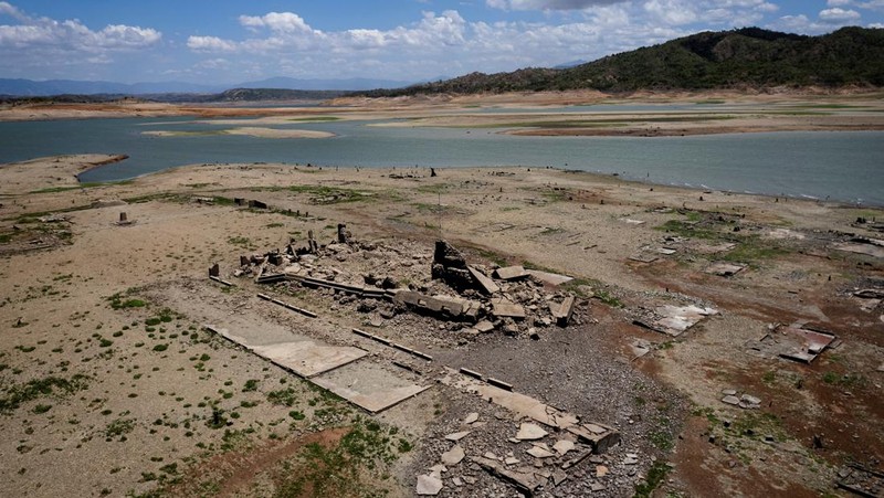 Sisa-sisa bangunan kota Pantabangan yang muncul akibat panas ekstrem di Nueva Ecija, Filipina. (REUTERS/Adrian Portugal)