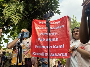 Warga Bawa Spanduk Minta Pimpin Jakarta Lagi, Anies: Izin Berpikir Sejenak