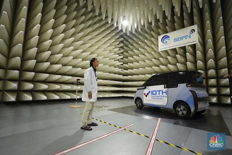 Presiden Joko Widodo saat acara peresmian Indonesia Digital Test House (IDTH) atau Balai Besar Pengujian Perangkat Telekomunikasi (BBPPT) yang berlokasi di Tapos, Depok, Jawa Barat pada Selasa (8/5/2024). (CNBC Indonesia/Tri Susilo) Presiden Joko Widodo saat acara peresmian Indonesia Digital Test House (IDTH) atau Balai Besar Pengujian Perangkat Telekomunikasi (BBPPT) yang berlokasi di Tapos, Depok, Jawa Barat pada Selasa (8/5/2024). (CNBC Indonesia/Tri Susilo)