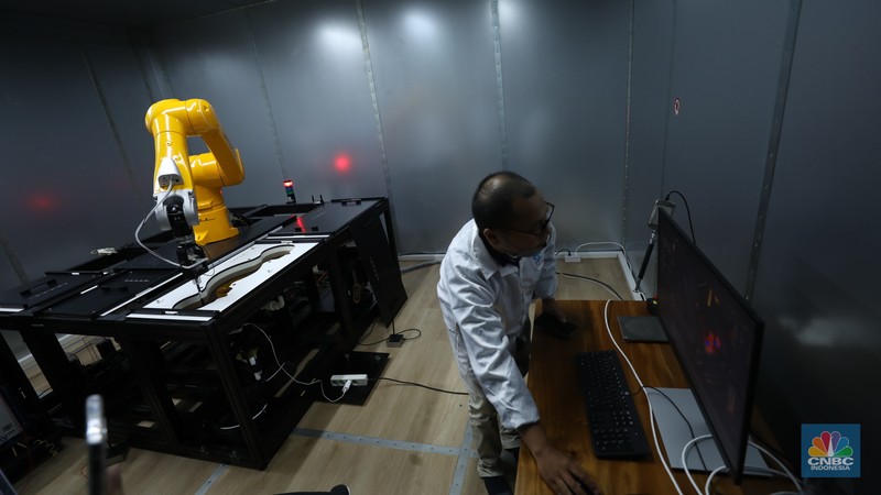 Presiden Joko Widodo saat acara peresmian Indonesia Digital Test House (IDTH) atau Balai Besar Pengujian Perangkat Telekomunikasi (BBPPT) yang berlokasi di Tapos, Depok, Jawa Barat pada Selasa (8/5/2024). (CNBC Indonesia/Tri Susilo)