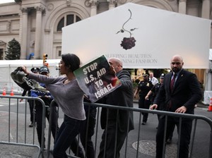 Detik-detik Pengunjuk Rasa Pro-Palestina Ditangkap di Luar Met Gala