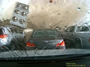Rekaman Dashcam Saat Bangunan Lenyap Seketika Akibat Tornado Nebraska