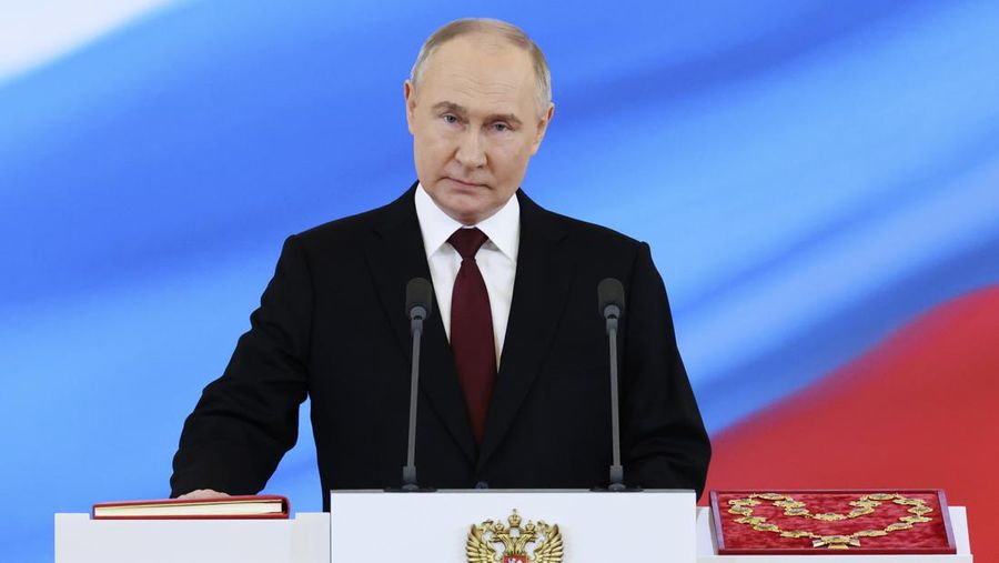 Vladimir Putin diambil sumpahnya sebagai presiden Rusia saat upacara pelantikan di Istana Grand Kremlin di Moskow, Rusia, Selasa, 7 Mei 2024. (Alexander Kazakov, Sputnik, Kremlin Pool Photo via AP)