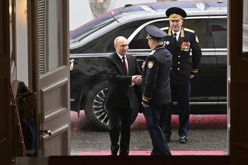 Vladimir Putin, kiri, tiba untuk upacara pelantikan sebagai Presiden Rusia di Istana Agung Kremlin di Moskow, Rusia, Selasa, 7 Mei 2024. Vladimir Putin, kiri, tiba untuk upacara pelantikan sebagai Presiden Rusia di Istana Agung Kremlin di Moskow, Rusia, Selasa, 7 Mei 2024. Putin memulai masa jabatan kelimanya pada Selasa sebagai pemimpin Rusia pada pelantikan Kremlin yang gemerlap, dan melanjutkan enam masa jabatan lainnya bertahun-tahun menjabat setelah menghancurkan lawan-lawan politiknya, melancarkan perang dahsyat di Ukraina dan memusatkan seluruh kekuasaan di tangannya. (Alexey Maishev, Sputnik, Kremlin Pool Photo via AP)
