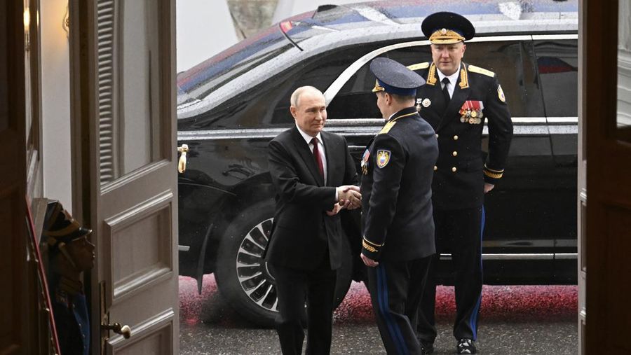 Vladimir Putin, kiri, tiba untuk upacara pelantikan sebagai Presiden Rusia di Istana Agung Kremlin di Moskow, Rusia, Selasa, 7 Mei 2024. Putin memulai masa jabatan kelimanya pada Selasa sebagai pemimpin Rusia pada pelantikan Kremlin yang gemerlap, dan melanjutkan enam masa jabatan lainnya bertahun-tahun menjabat setelah menghancurkan lawan-lawan politiknya, melancarkan perang dahsyat di Ukraina dan memusatkan seluruh kekuasaan di tangannya. (Alexey Maishev, Sputnik, Kremlin Pool Photo via AP)
