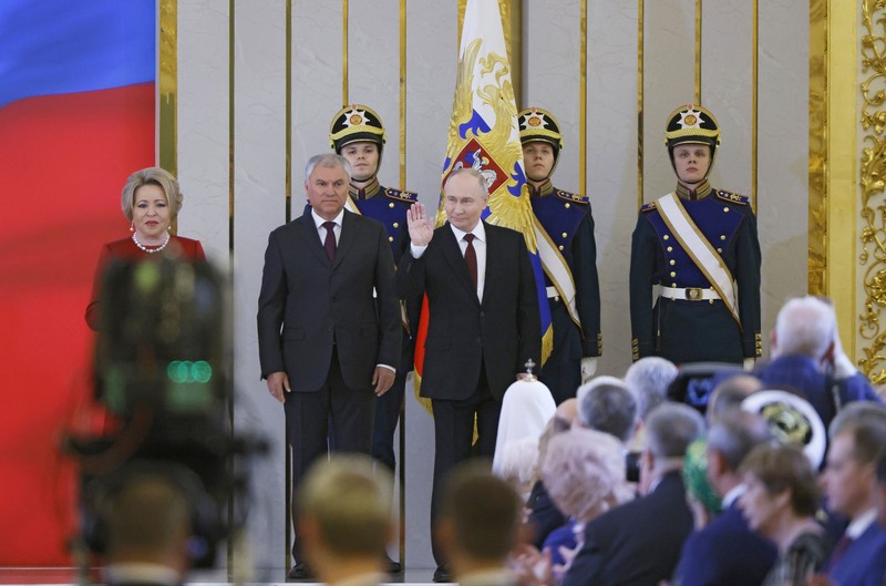 Vladimir Putin, kiri, tiba untuk upacara pelantikan sebagai Presiden Rusia di Istana Agung Kremlin di Moskow, Rusia, Selasa, 7 Mei 2024. Putin memulai masa jabatan kelimanya pada Selasa sebagai pemimpin Rusia pada pelantikan Kremlin yang gemerlap, dan melanjutkan enam masa jabatan lainnya bertahun-tahun menjabat setelah menghancurkan lawan-lawan politiknya, melancarkan perang dahsyat di Ukraina dan memusatkan seluruh kekuasaan di tangannya. (Alexey Maishev, Sputnik, Kremlin Pool Photo via AP)