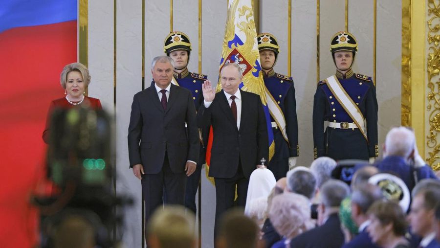 Vladimir Putin, kiri, tiba untuk upacara pelantikan sebagai Presiden Rusia di Istana Agung Kremlin di Moskow, Rusia, Selasa, 7 Mei 2024. Putin memulai masa jabatan kelimanya pada Selasa sebagai pemimpin Rusia pada pelantikan Kremlin yang gemerlap, dan melanjutkan enam masa jabatan lainnya bertahun-tahun menjabat setelah menghancurkan lawan-lawan politiknya, melancarkan perang dahsyat di Ukraina dan memusatkan seluruh kekuasaan di tangannya. (Alexey Maishev, Sputnik, Kremlin Pool Photo via AP)