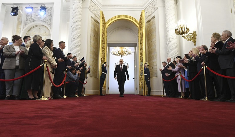 Vladimir Putin, kiri, tiba untuk upacara pelantikan sebagai Presiden Rusia di Istana Agung Kremlin di Moskow, Rusia, Selasa, 7 Mei 2024. Putin memulai masa jabatan kelimanya pada Selasa sebagai pemimpin Rusia pada pelantikan Kremlin yang gemerlap, dan melanjutkan enam masa jabatan lainnya bertahun-tahun menjabat setelah menghancurkan lawan-lawan politiknya, melancarkan perang dahsyat di Ukraina dan memusatkan seluruh kekuasaan di tangannya. (Alexey Maishev, Sputnik, Kremlin Pool Photo via AP)