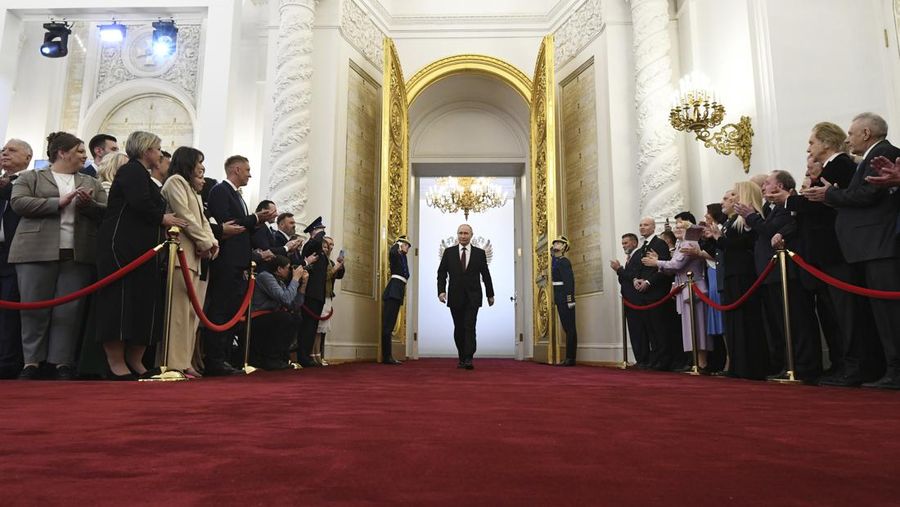 Vladimir Putin, kiri, tiba untuk upacara pelantikan sebagai Presiden Rusia di Istana Agung Kremlin di Moskow, Rusia, Selasa, 7 Mei 2024. Putin memulai masa jabatan kelimanya pada Selasa sebagai pemimpin Rusia pada pelantikan Kremlin yang gemerlap, dan melanjutkan enam masa jabatan lainnya bertahun-tahun menjabat setelah menghancurkan lawan-lawan politiknya, melancarkan perang dahsyat di Ukraina dan memusatkan seluruh kekuasaan di tangannya. (Alexey Maishev, Sputnik, Kremlin Pool Photo via AP)