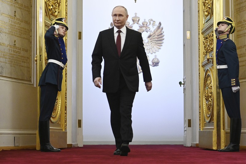Vladimir Putin, kiri, tiba untuk upacara pelantikan sebagai Presiden Rusia di Istana Agung Kremlin di Moskow, Rusia, Selasa, 7 Mei 2024. Putin memulai masa jabatan kelimanya pada Selasa sebagai pemimpin Rusia pada pelantikan Kremlin yang gemerlap, dan melanjutkan enam masa jabatan lainnya bertahun-tahun menjabat setelah menghancurkan lawan-lawan politiknya, melancarkan perang dahsyat di Ukraina dan memusatkan seluruh kekuasaan di tangannya. (Alexey Maishev, Sputnik, Kremlin Pool Photo via AP)