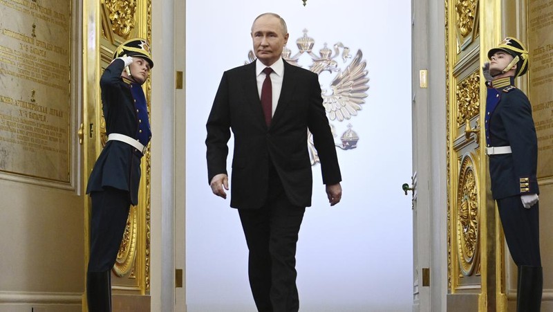 Vladimir Putin, kiri, tiba untuk upacara pelantikan sebagai Presiden Rusia di Istana Agung Kremlin di Moskow, Rusia, Selasa, 7 Mei 2024. Putin memulai masa jabatan kelimanya pada Selasa sebagai pemimpin Rusia pada pelantikan Kremlin yang gemerlap, dan melanjutkan enam masa jabatan lainnya bertahun-tahun menjabat setelah menghancurkan lawan-lawan politiknya, melancarkan perang dahsyat di Ukraina dan memusatkan seluruh kekuasaan di tangannya. (Alexey Maishev, Sputnik, Kremlin Pool Photo via AP)