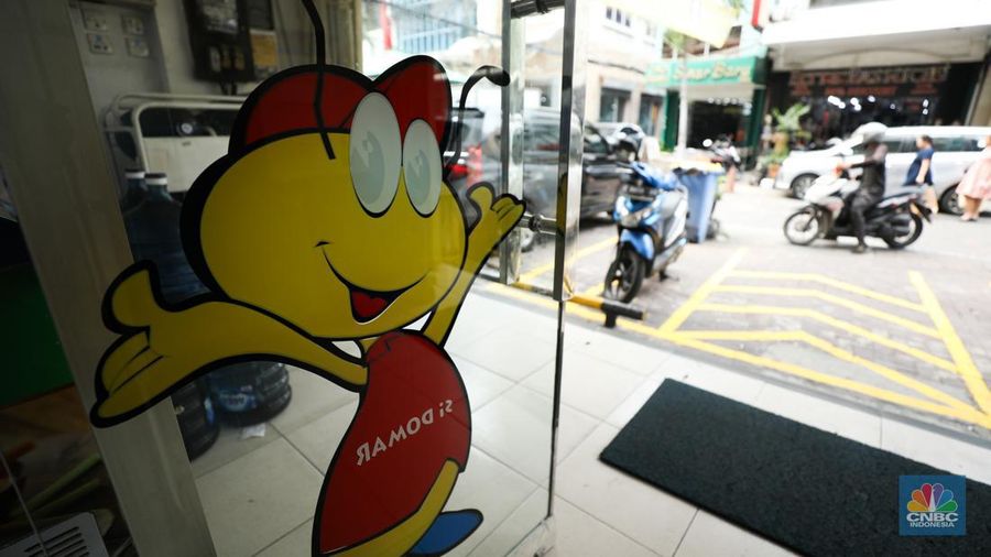 Aktivitas seorang warga menjaga kendaraan di salahsatu minimarket di kawasan Jakarta, Rabu (8/4/2024). (CNBC Indonesia/Tri Susilo)