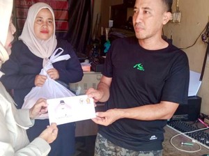 Andre Rosiade Lunasi Tunggakan Biaya Sekolah Anak Tukang Sablon di Padang