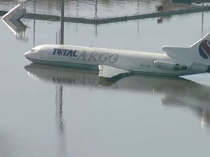 Penampakan Pesawat Terendam Banjir di Bandara Porto Alegre Brasil
