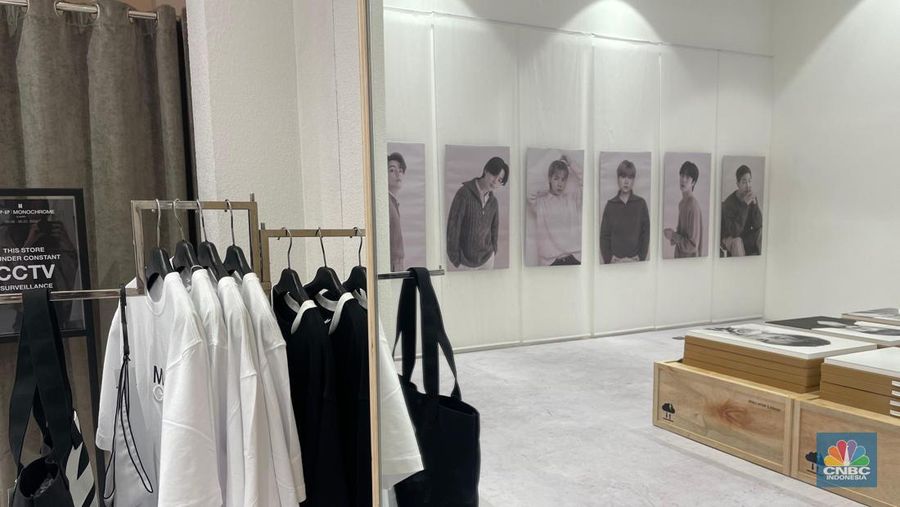BTS POP-UP: MONOCHROME di METRO Department Store, Gandaria City. (վ/Rindi Salsabilla)